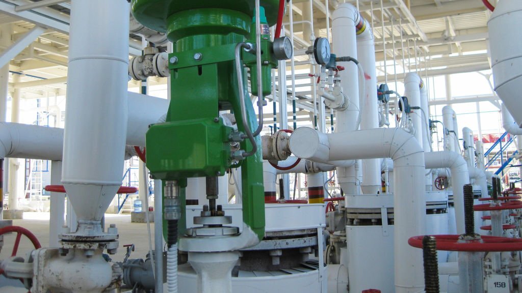 Oil refinery. Equipment for primary oil refining.